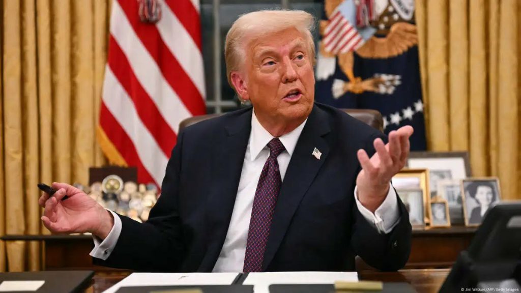 Il ritorno di Trump 1 Trump firma